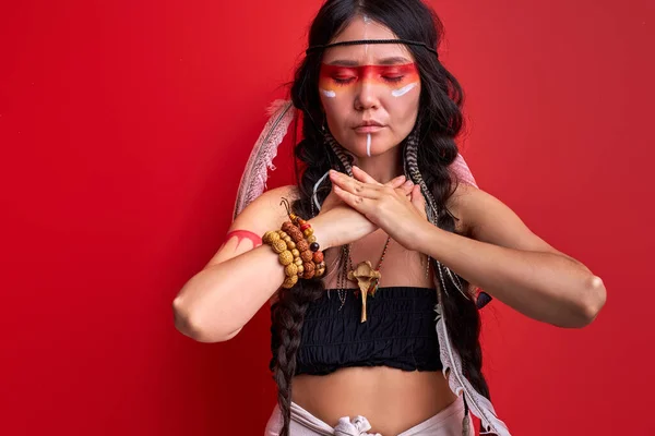 Stammesfrau in schamanischer Kleidung schamanisiert — Stockfoto