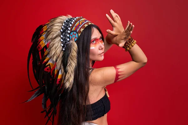 Γυναίκα σε δημιουργική Σαμάν μακιγιάζ κάνει τελετουργίες, shamaning με τα χέρια — Φωτογραφία Αρχείου
