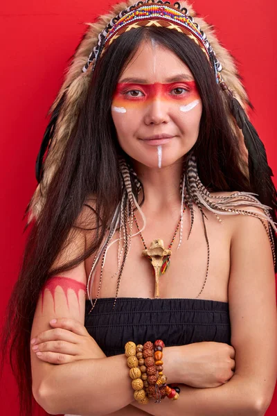 Frau mit Indianerhut blickt in Kamera, trendiges Farbfoto — Stockfoto