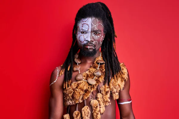 Shirtloze Afrikaanse man met shaman aborigen make-up vol vertrouwen kijkend naar camera — Stockfoto