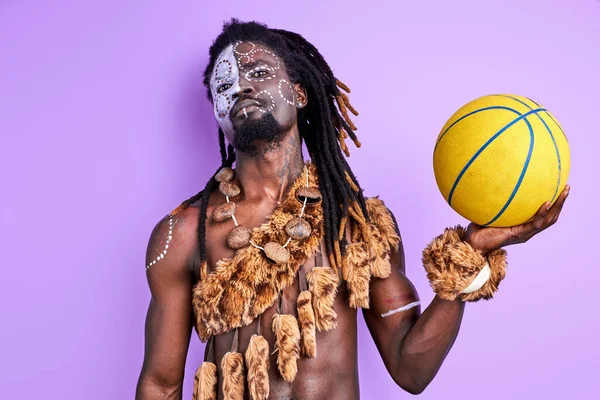 Zelfverzekerde afro-Amerikaanse heidense man met nationale make-up houden basketbal in handen — Stockfoto