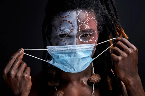 Jovem homem negro primitivo está usando máscara médica protetora — Fotografia de Stock