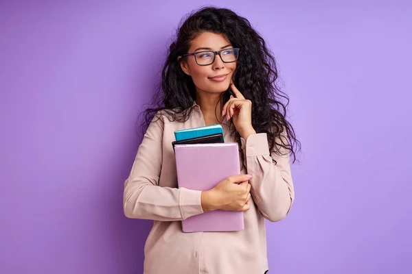 Mujer joven adulta con libros aislados sobre fondo púrpura — Foto de Stock