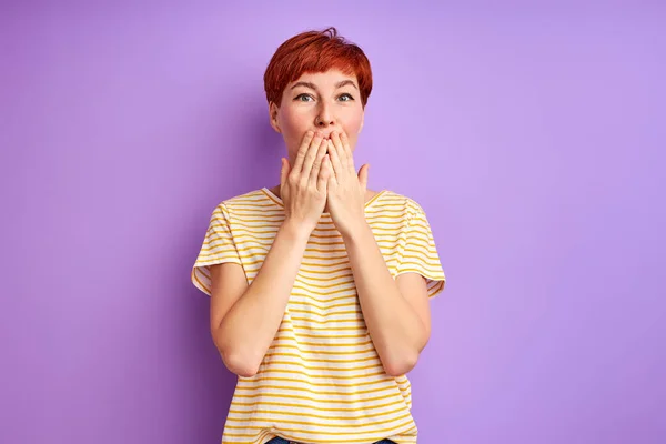 Scioccato rossa donna stand chiusura bocca — Foto Stock