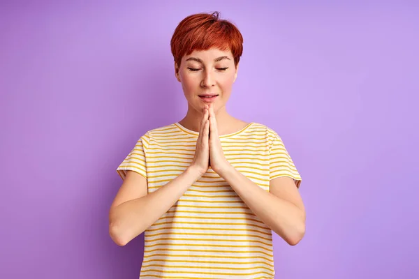 Спокійна жінка з природним червоним коротким волоссям, роздумуючи, моліться — стокове фото