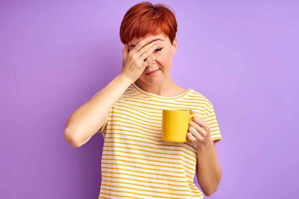 Mujer somnolienta que tiene dolor de cabeza, sosteniendo la taza en las manos — Foto de Stock