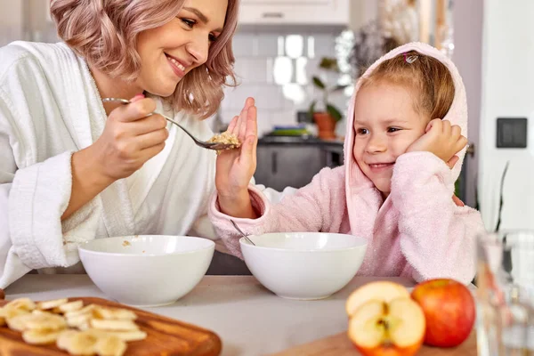 Menina bonita desfrutar de refeição para o café da manhã com a mãe — Fotografia de Stock