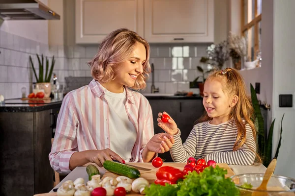 Pretty mother and kid girl preparing healthy food for family, vegan salad — Stock Photo, Image