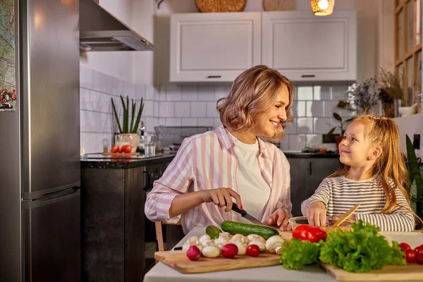 Comida saudável em casa. família caucasiana feliz na cozinha — Fotografia de Stock