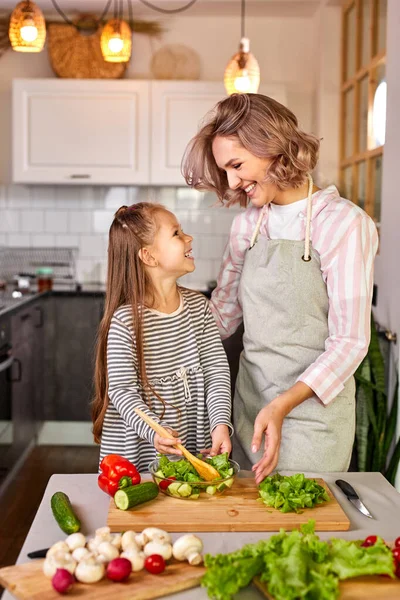 Pretty mother and kid girl preparing healthy food for family, vegan salad — Stock Photo, Image