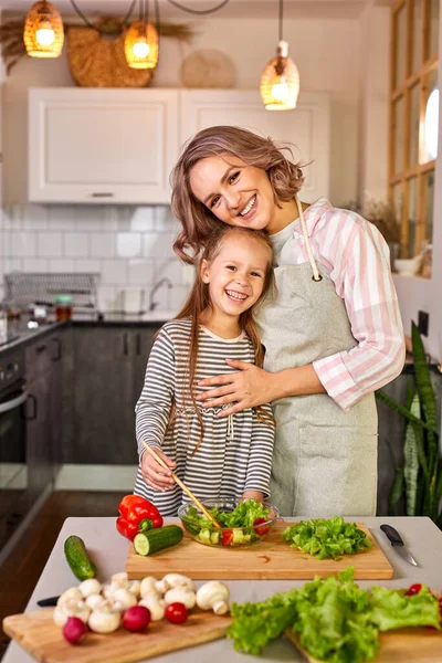 Portrait of caucasian family mother with daughter cooking together — Stock Photo, Image
