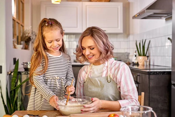 Mãe útil e filha bonita cozinhar juntos, desfrutar de processo e comunicação — Fotografia de Stock
