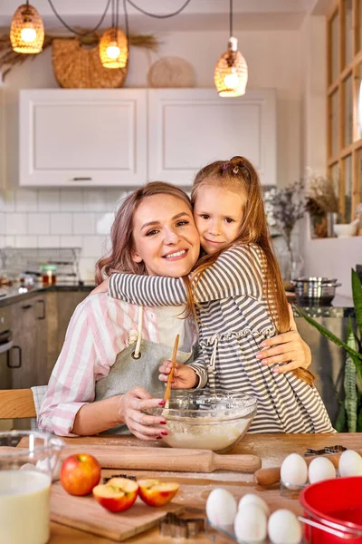 Porträt einer glücklichen Tochter, die Mutter beim Kochen umarmt — Stockfoto