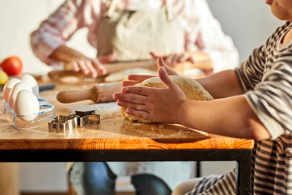 Caucasian mother and daughter kneading dough for homemade dessert in kitchen — Stock Photo, Image