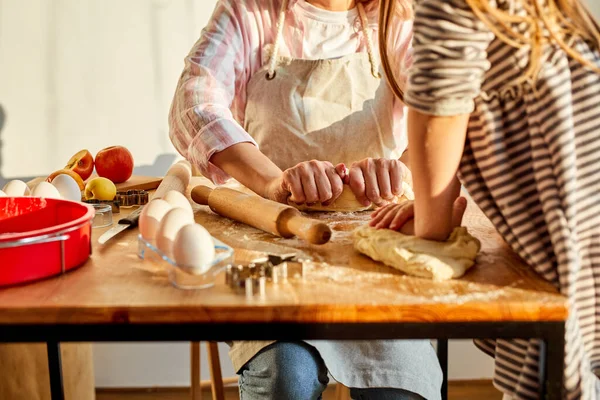 白人の母親と娘は台所で自家製デザートのために生地をこねる — ストック写真