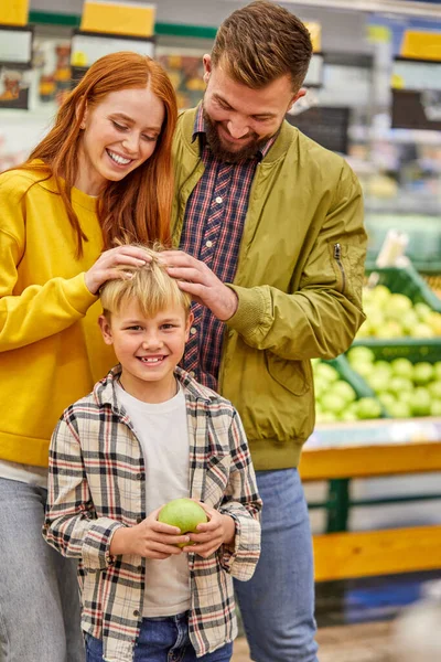 Happy Kaukasische familie genieten van winkelen met kind jongen, veel plezier — Stockfoto