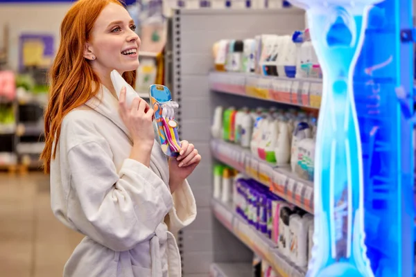 Frau vergleicht elektrische und konventionelle Rasierapparate vor dem Kauf wählen — Stockfoto