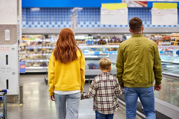 Consumismo, concepto de compras - hermoso paseo familiar caucásico en el supermercado — Foto de Stock