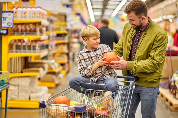 Man met kind jongen kiezen grapefruit in de winkel — Stockfoto