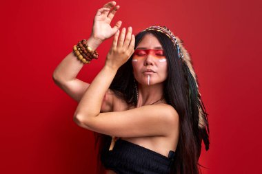 Kabile kadını ayin sırasında dans ediyor.