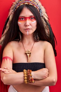 Kafasında hamamböceği olan genç ve etnik bir bayan.