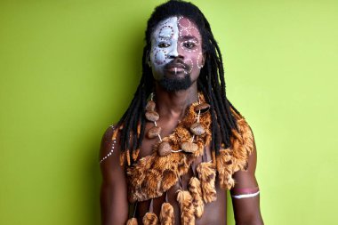 Şaman Aborjin gömleksiz bir Afrikalı. Makyaj malzemesi. Kameraya bakıyor.