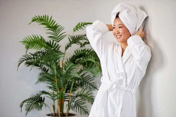 Atraente mulher de raça mista após o banheiro, vestindo toalha e roupão de banho — Fotografia de Stock