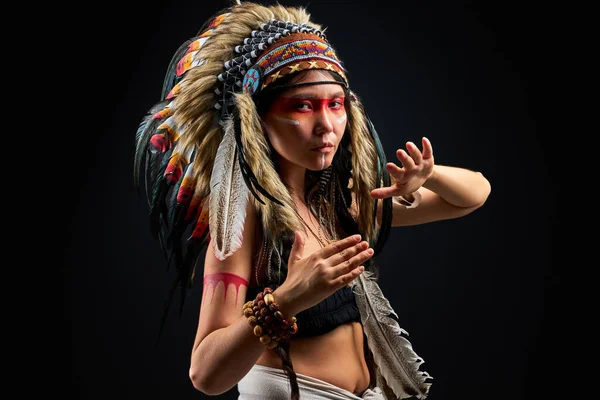 Modelo de moda en indio nativo americano usando y maquillaje colorido posando en la cámara —  Fotos de Stock