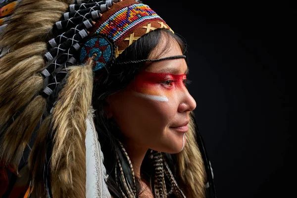 Retrato vista lateral en estilo nativo americano, hermosa mujer en sombrero indio — Foto de Stock