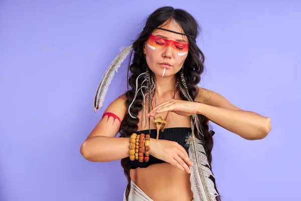 Portrét šamanské feny s indickým peřím na vlasech a barevným nalíčením — Stock fotografie