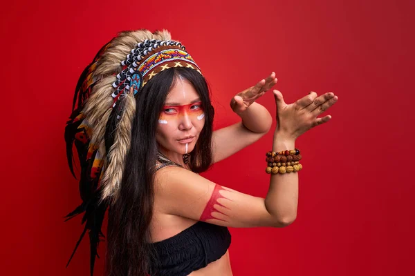 Mujer india tribal bailando durante el ritual —  Fotos de Stock