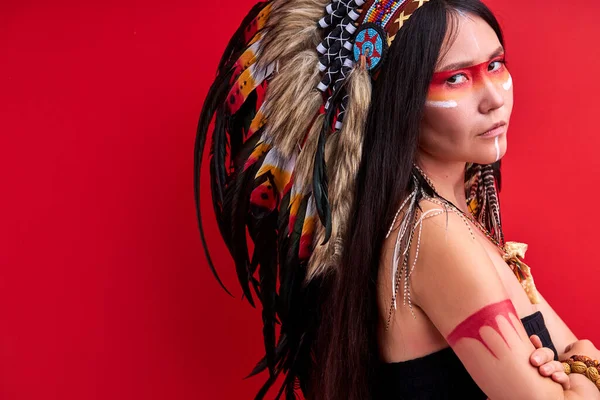 Indianerinnen in Indianertracht und buntem Make-up posieren vor der Kamera — Stockfoto