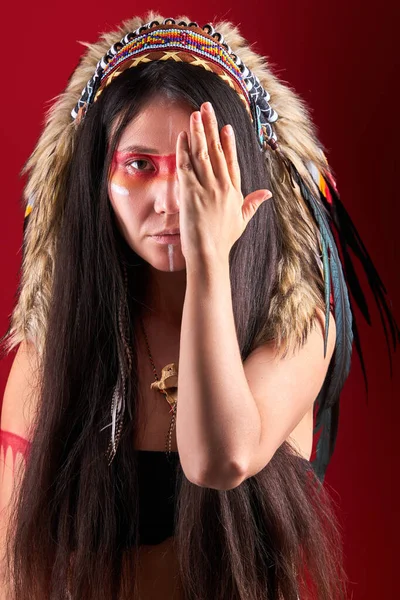 Modelo de moda em índio nativo americano vestindo e maquiagem colorida posando na câmera — Fotografia de Stock