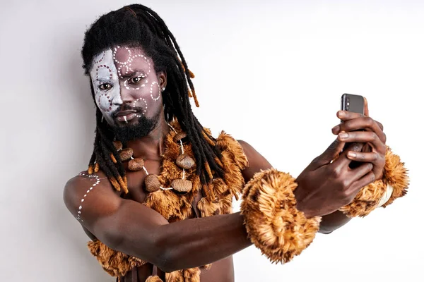 Malentendido africano tribal uso de teléfono móvil — Foto de Stock