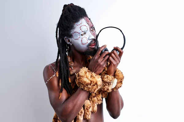 Jovem homem nativo africano primitivo saboreia fones de ouvido, lambe-lo — Fotografia de Stock