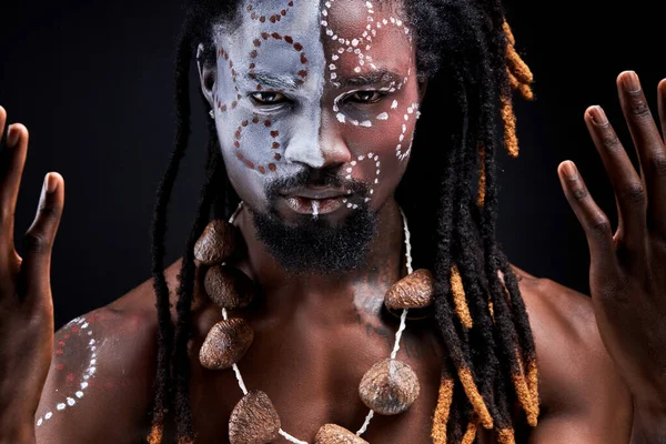 Etnikai fekete férfi modell csinál rituális elszigetelt felett fekete háttér — Stock Fotó