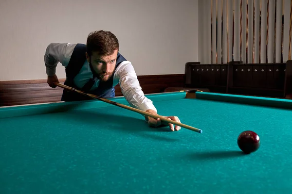 Kaukasiska mannen spelar snooker, han siktar på att skjuta snookern bollen — Stockfoto