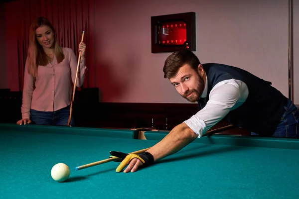 Jovem jogando snooker, forro para bater bola na mesa de bilhar piscina — Fotografia de Stock