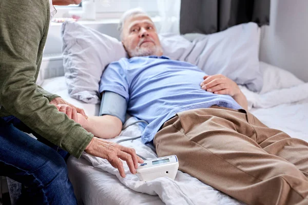 Paciente masculino mayor en el hospital con esposa preocupada sentada con él — Foto de Stock