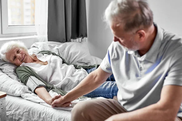 Ilaç, sağlık güvenliği ve salgın konsepti - yaşlı adam hasta karısını ziyaret ediyor — Stok fotoğraf