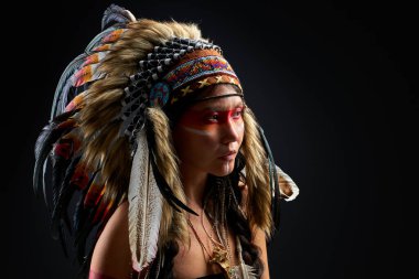 Tüyleri tüylü şaman kadının yan görünüşü