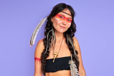 Kafasında tüyler olan genç bir etnik bayan.
