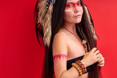 Renkli makyajlı vahşi bir kadın stüdyoda izole edilmiş.