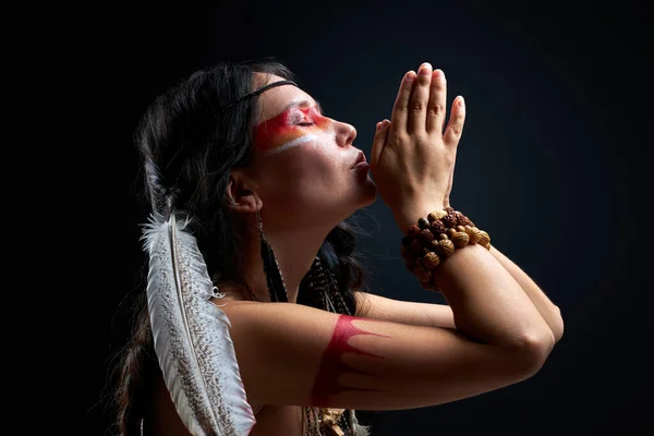 Indian woman immerse herself in hypnosis — Stock Photo, Image