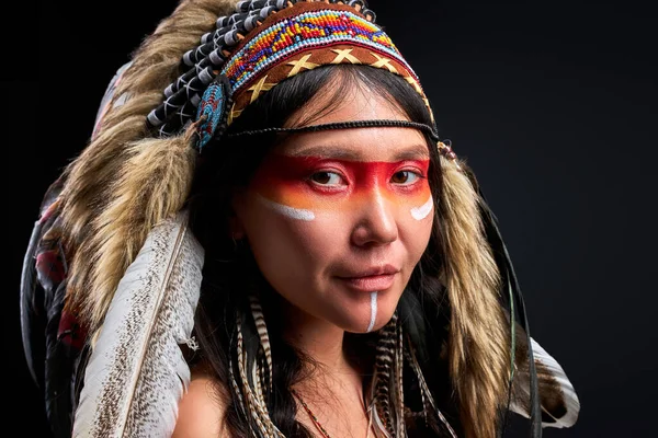 Bella donna indiana americana con sciamano guerriero compongono isolato in studio — Foto Stock