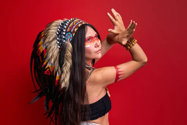 미국 원주민 창조 전사의 분장을 한 여성 스튜디오에서 — 스톡 사진