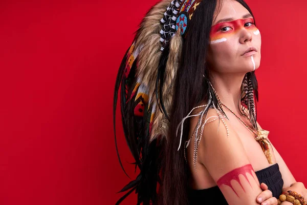 Porträt einer selbstbewussten indigenen Frau in schamanischer Kleidung — Stockfoto