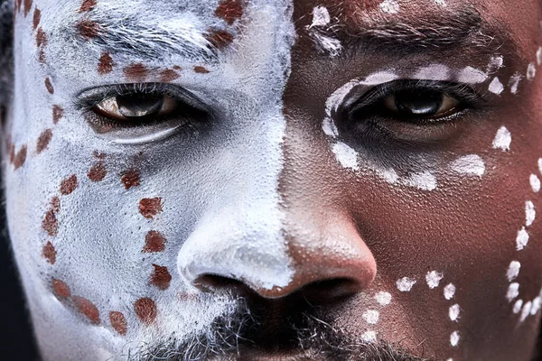 Varón africano confiado con el maquillaje étnico nacional en la cara — Foto de Stock