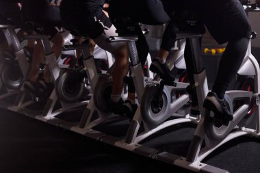 Spor kulübünde durağan bisikletlerin alt kısmı.