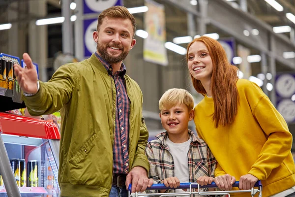 Winkelen met kinderen. familie met kind jongen in supermarkt — Stockfoto